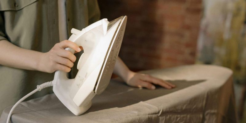 persona planchando ropa persona planchando ropa